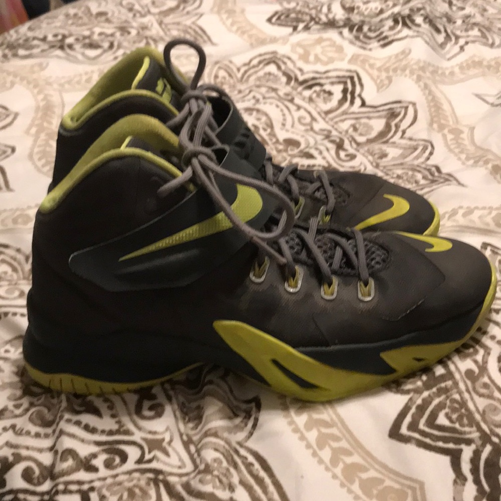 Lebron Soldier 8 Boys Youth 7 Basketball Shoes